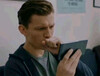 Том Холланд смотрит смартфон - картинка gif