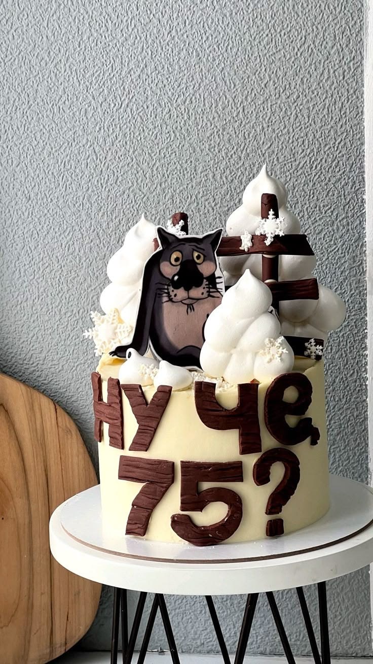 Праздничный торт с персонажем мультфильма - 75 лет: с юбилеем