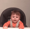 Ребенок сидит в детском стульчике - картинка gif