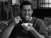 Адам Сэндлер ест хлопья - картинка gif