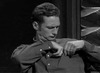Человек застегивает пуговицу рубашки - картинка gif
