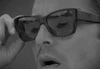 Мужчина снимает солнцезащитные очки - картинка gif