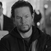 Марк Уолберг смотрит внимательно - картинка gif