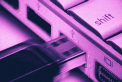 USB-накопитель вставлен в ноутбук - картинка gif