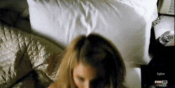Женщина в постели - картинка gif