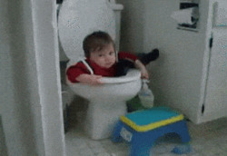 Маленький ребенок сидит в унитазе - картинка gif