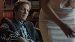 Мужчина наблюдает за женщиной - картинка gif