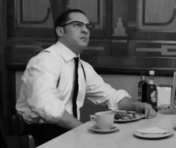 Том Харди сидит за столом - картинка gif