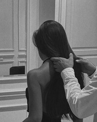 Нежность прикосновения к волосам - картинка gif