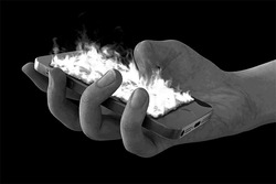 Горящий смартфон в руке человека - картинка gif