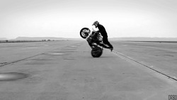 Мотоциклист выполняет трюк вилли - картинка gif