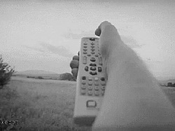 Человек направляет пульт вдаль - картинка gif