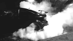 Автомобиль выполняет интенсивный дрифт - картинка gif