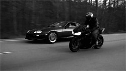 Мотоциклист обгоняет автомобиль на заднем колесе - картинка gif