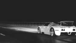 Bugatti Veyron едет ночью - картинка gif