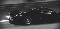 McLaren P1 стреляет пламенем - картинка gif