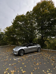 Серебристый Tesla на парковке - картинка gif