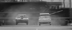 Машины перелетают железнодорожный переезд - картинка gif