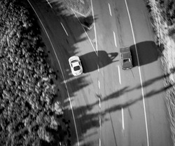 Разделение двух автомобилей на дороге - картинка gif