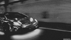 Ламборгини едет по тоннелю - картинка gif