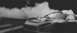 Дрифт зеленого спортивного автомобиля - картинка gif