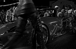 Девушка протирает розовый автомобиль - картинка gif