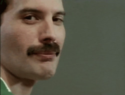 Фредди Меркьюри подмигивает - картинка gif