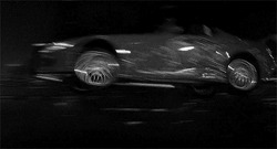 Розовый автомобиль разбивается о барьер - картинка gif