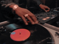 Диджей выполняет скрэтчинг винила - картинка gif