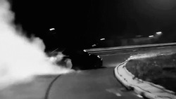 Автомобиль совершает управляемый занос - картинка gif
