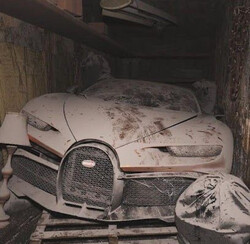 Заброшенный автомобиль Bugatti - картинка gif