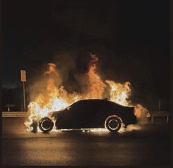 Горящий автомобиль на дороге - картинка gif