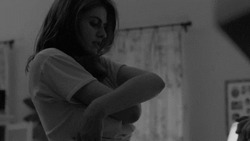 Девушка снимает футболку - картинка gif