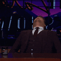 Джеймс Корден резко пугается - картинка gif