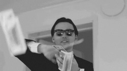 Мужчина разбрасывает купюры - картинка gif