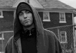 Эминем показывает средний палец - картинка gif