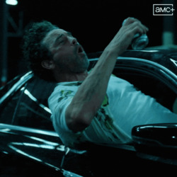Мужчина пьет из банки - картинка gif