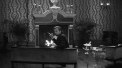Леонардо Ди Каприо улыбается - картинка gif