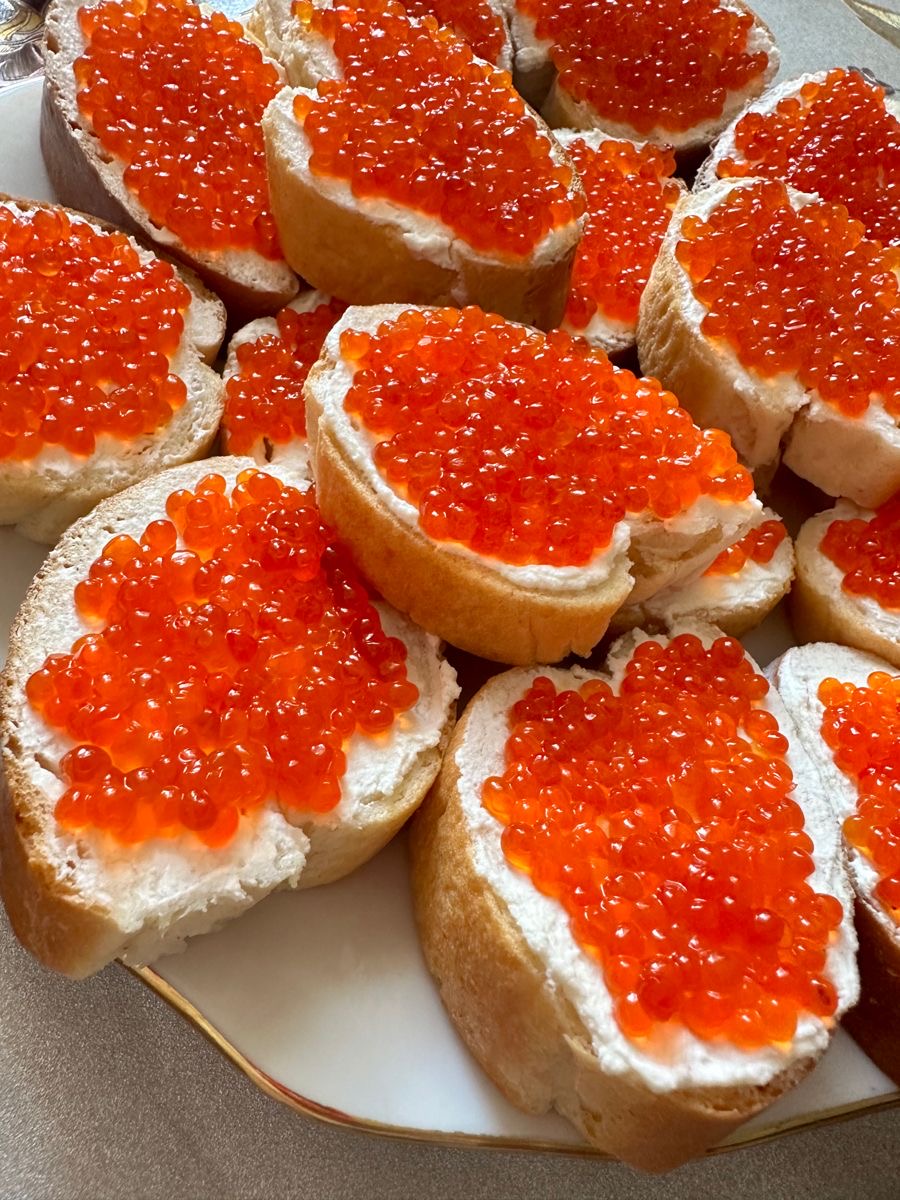 Бутерброды с красной икрой - гифки и картинки