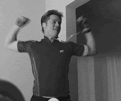 Мужчина танцует с гантелями - картинка gif