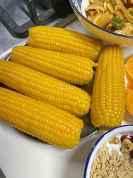 Вареная кукуруза на тарелке - картинка gif