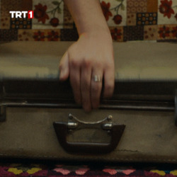 Открытие чемодана с деньгами - картинка gif