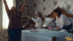 Женщины подбрасывают деньги - картинка gif