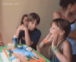 Девочка лицом в торте - картинка gif