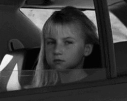 Ребенок показывает средний палец - картинка gif