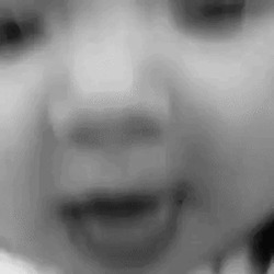 Малыш высовывает и убирает язык - картинка gif