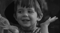 Мальчик улыбается, подпирая подбородок - картинка gif