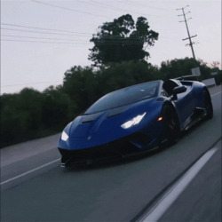 Синий Lamborghini едет по дороге - картинка gif