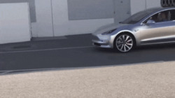Электромобиль Tesla совершает поворот - картинка gif