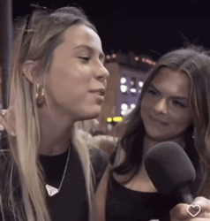 Девушка отвечает на вопросы - картинка gif